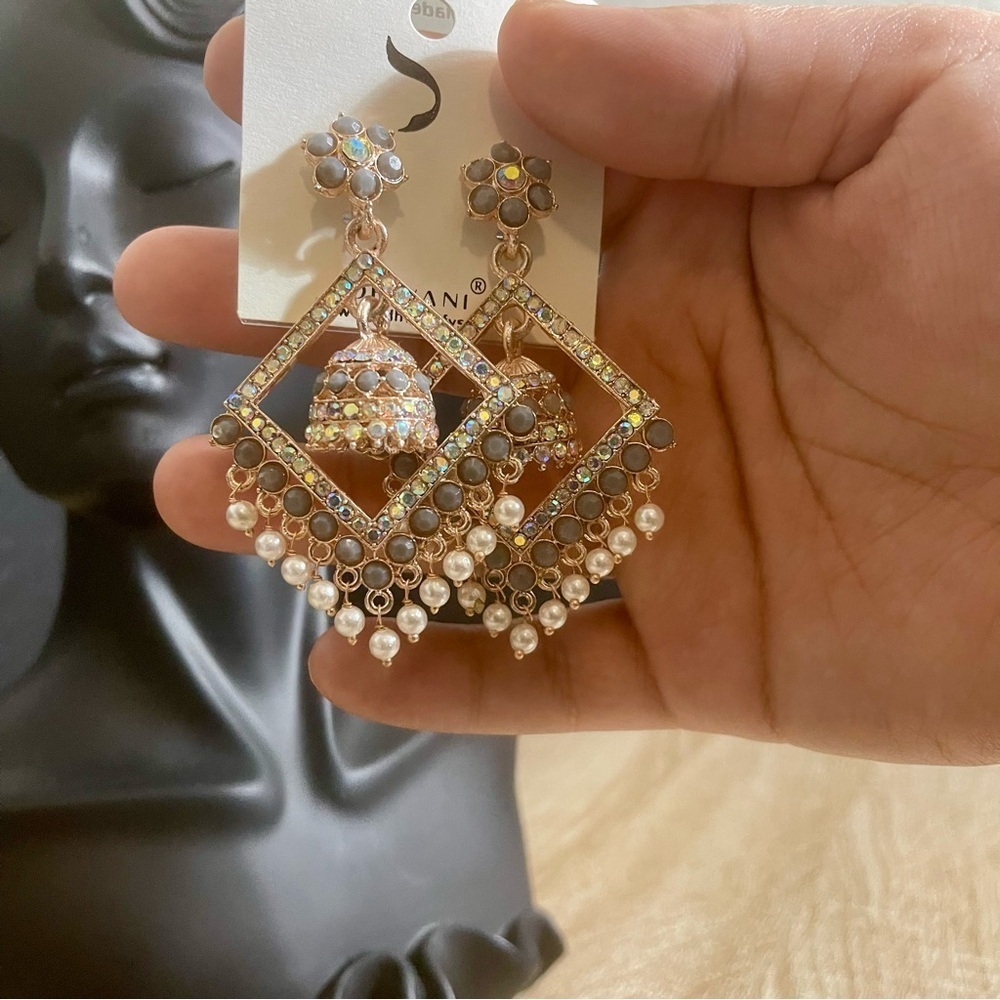 Elegant Gold and Grey Earrings - Picture 4 of 5